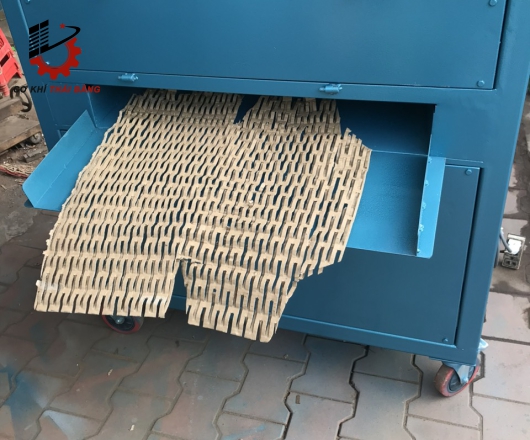 Máy cắt giấy tổ ong 